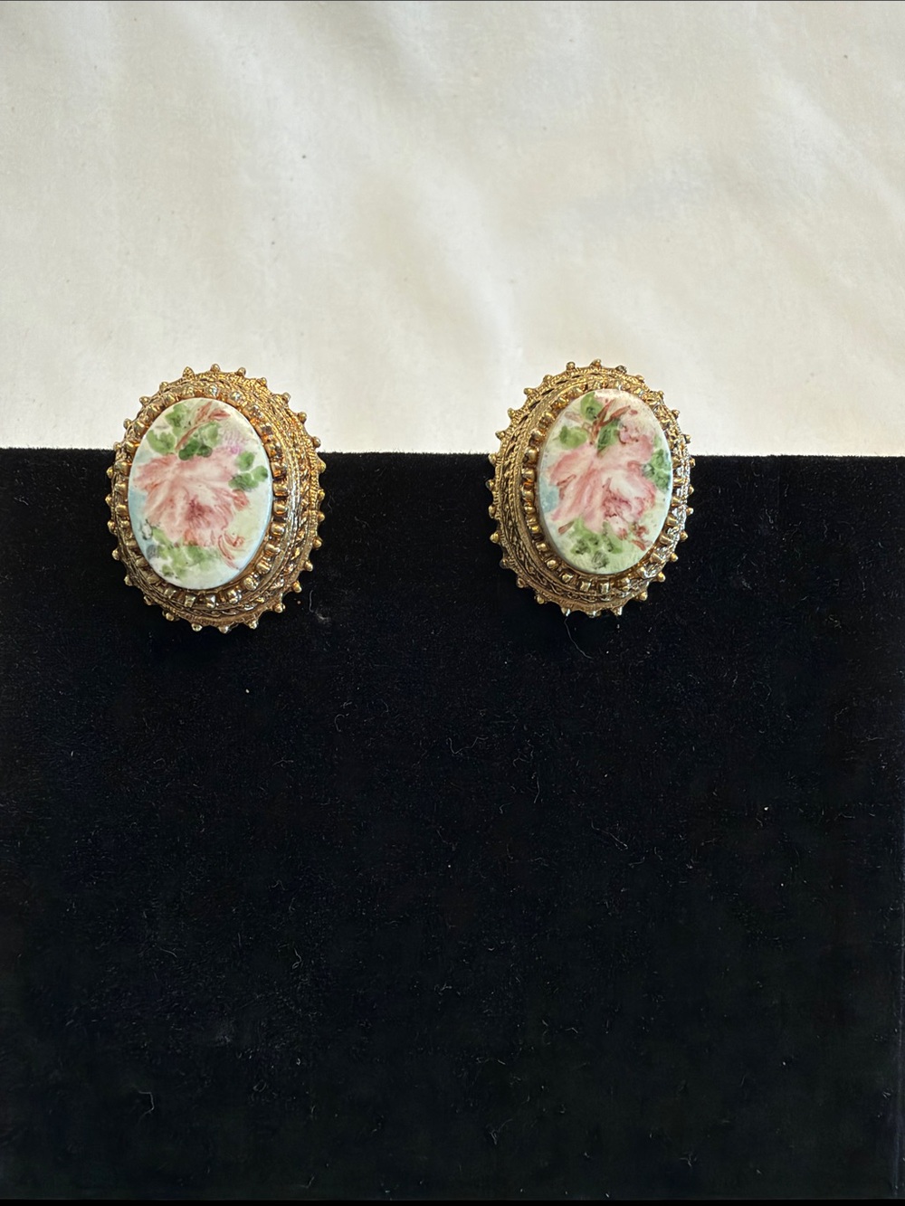 VINTAGE Signed FLORENZA Victorian  Revival Ornate gold tone clip on earrings